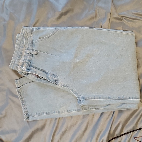 Shein Hi-Rise Light Wash Relaxed Fit Jeans - Picture 3 of 4